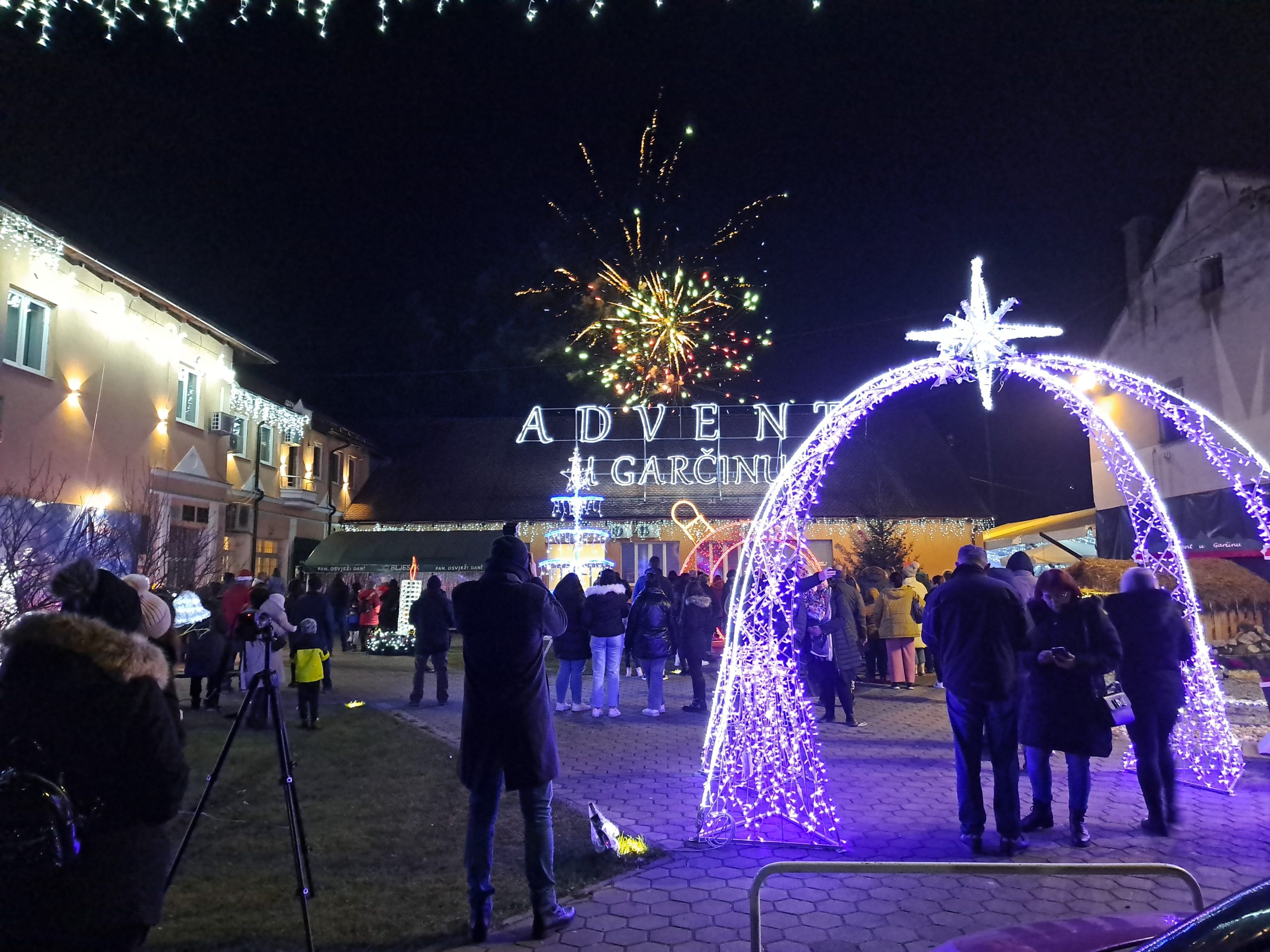 Advent u Garčinu — božićna rasvjeta i vatromet u centru sela