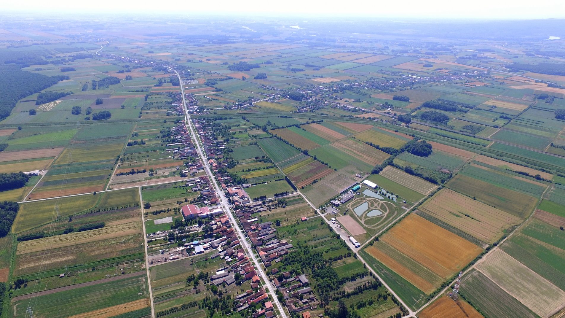 Zračna snimka Garčina — pogled iz zraka na selo i slavonske njive